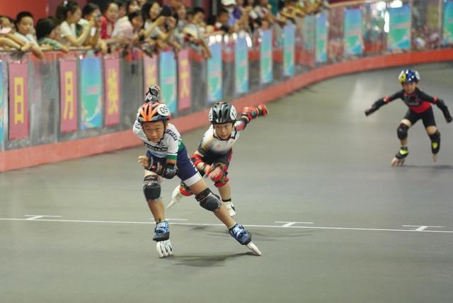 小紅書上的花樣輪滑比賽，速度與藝術(shù)的完美融合！