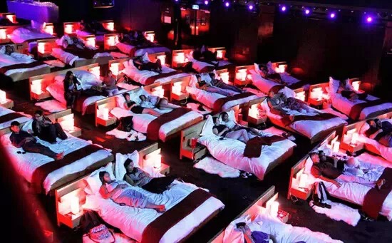 床上電影院與小巷深處的夢(mèng)幻觀影空間體驗(yàn)獨(dú)特觀影樂(lè)趣