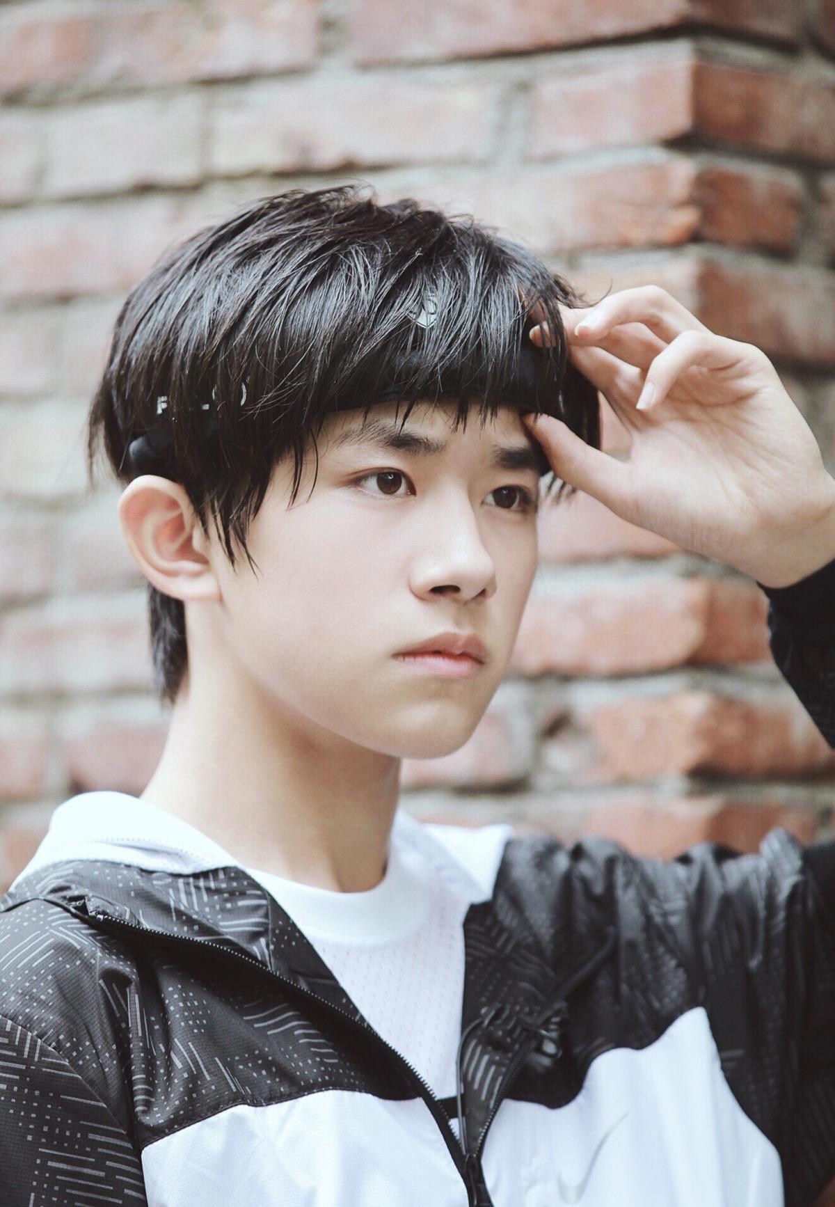 易烊千璽最新高清照片與小巷深處的獨(dú)特風(fēng)景與特色小店探索